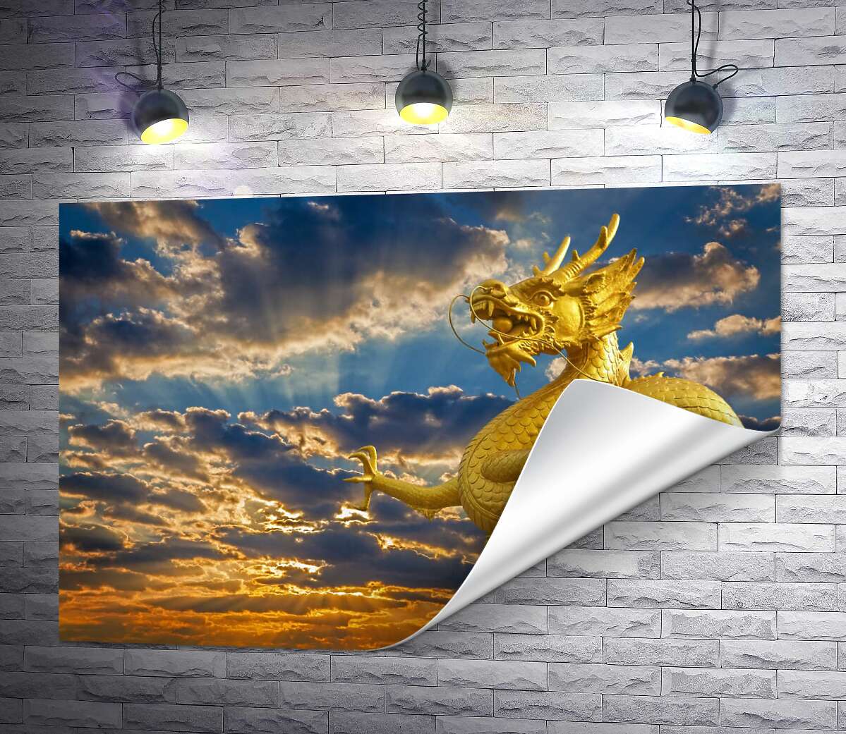 друк Золота статуя китайського дракона у променях сонця