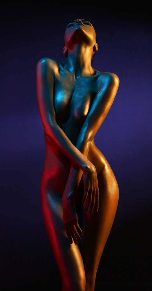 картина-постер Блакитні тіні падають на золотий силует оголеного тіла дівчини