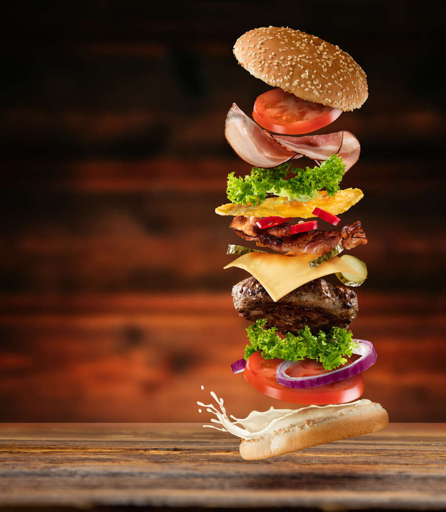 картина-постер Вкусные ингредиенты гамбургера в полете