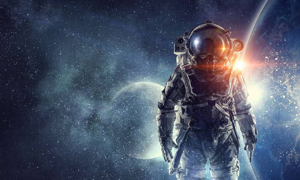 картина-постер Очертания космонавта в скафандре на фоне планеты Земля