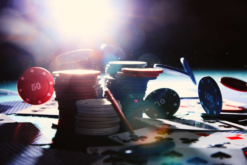 картина-постер Біле проміння освітлює стіл казино із фішками