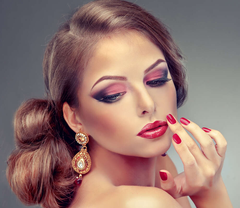 картина-постер Золото роскошных сережек украшает яркий макияж красавицы