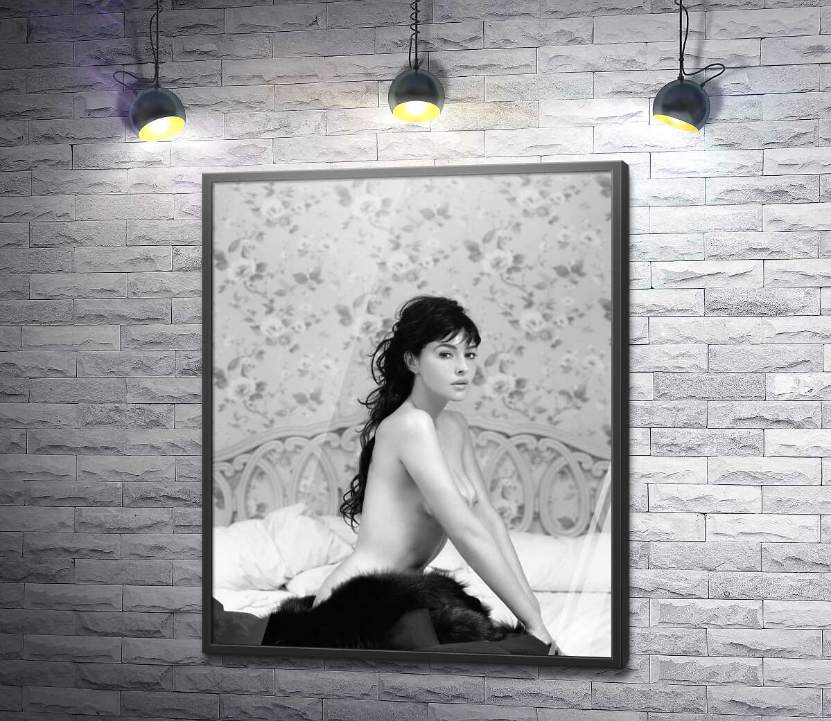 постер Моніка Беллуччі (Monica Bellucci) еротично позує в ліжку