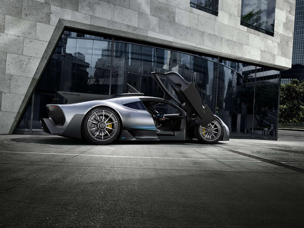 картина-постер Крылья-двери в сером гиперкаре Mercedes-AMG Project One
