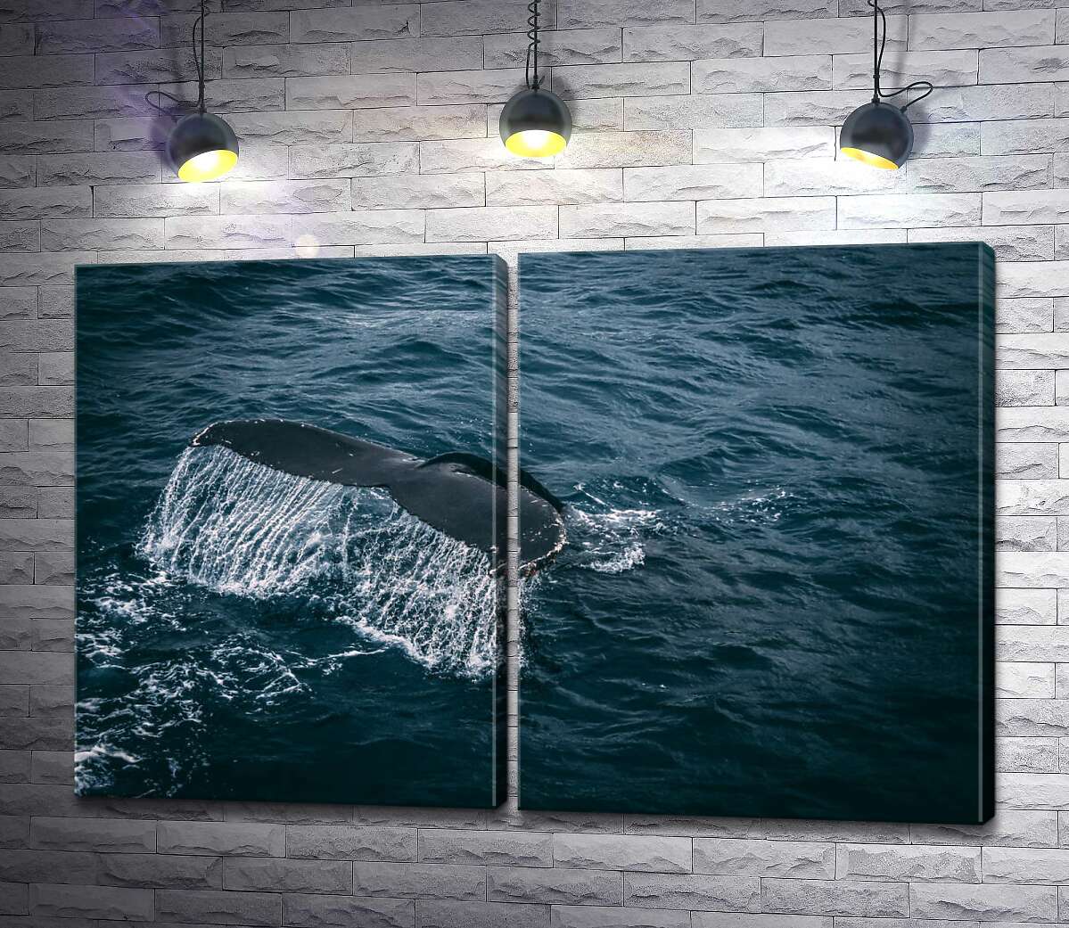 модульная картина Белые струи воды стекают с хвоста кита