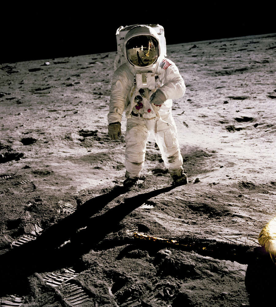 картина-постер Американский астронавт стоит на поверхности Луны