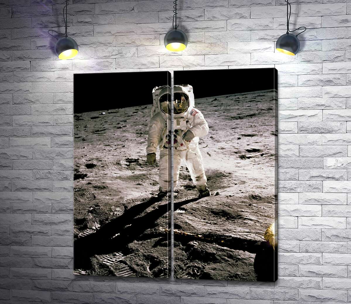 модульная картина Американский астронавт стоит на поверхности Луны
