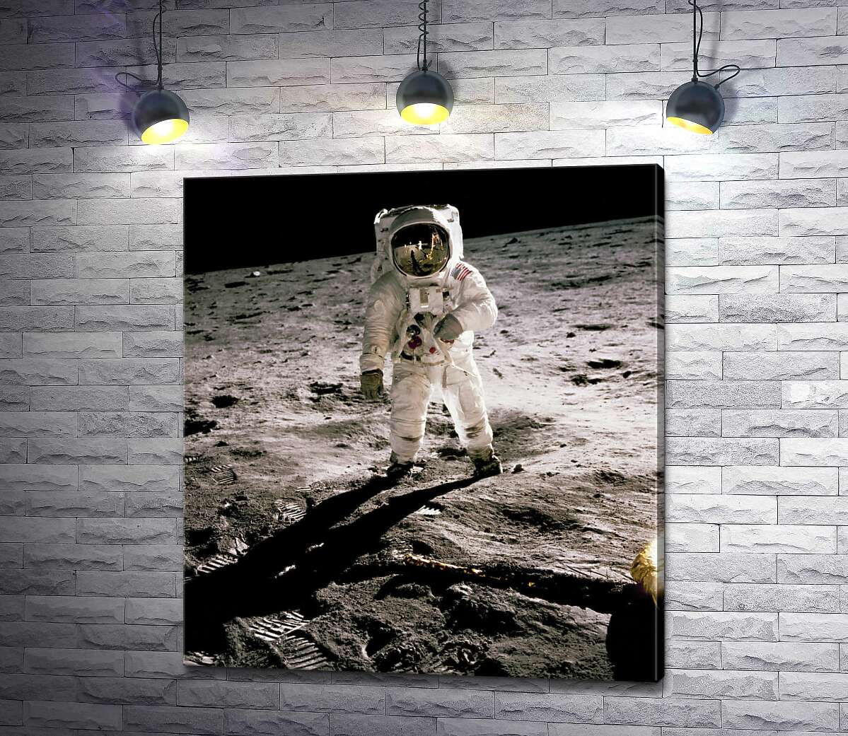 картина Американський астронавт стоїть на поверхні Місяця