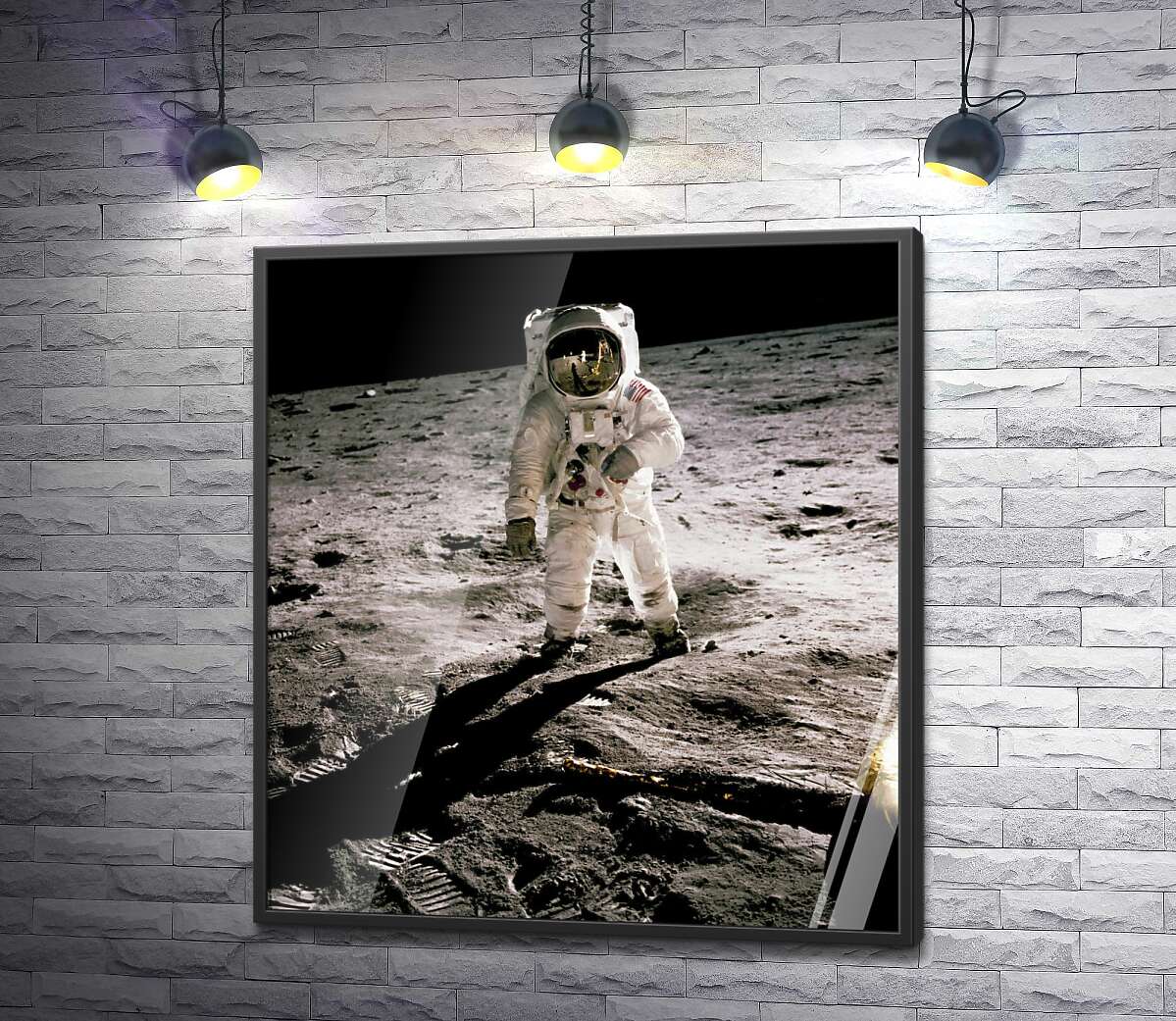 постер Американский астронавт стоит на поверхности Луны