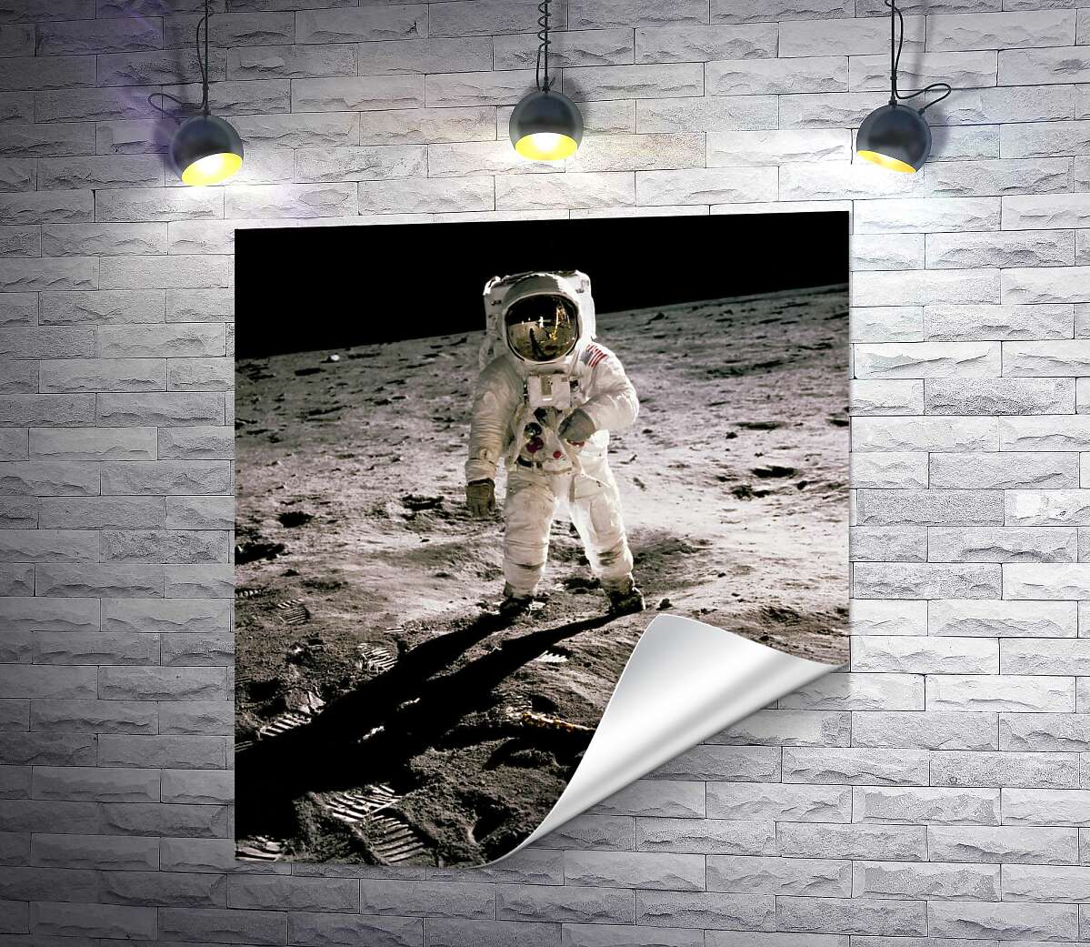 друк Американський астронавт стоїть на поверхні Місяця