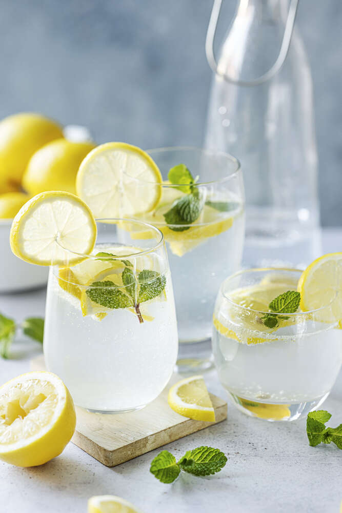 картина-постер Прозрачные стаканы с освежающе-холодным лимонадом