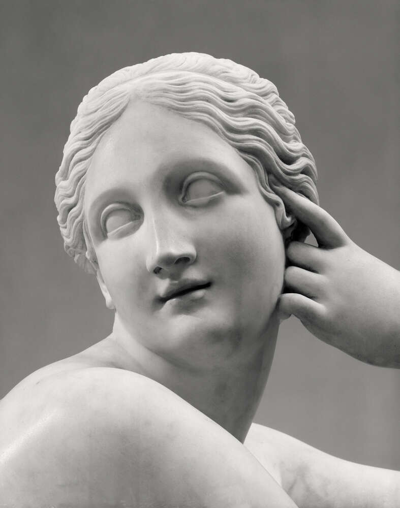 картина-постер Белая скульптура богини в раздумьях