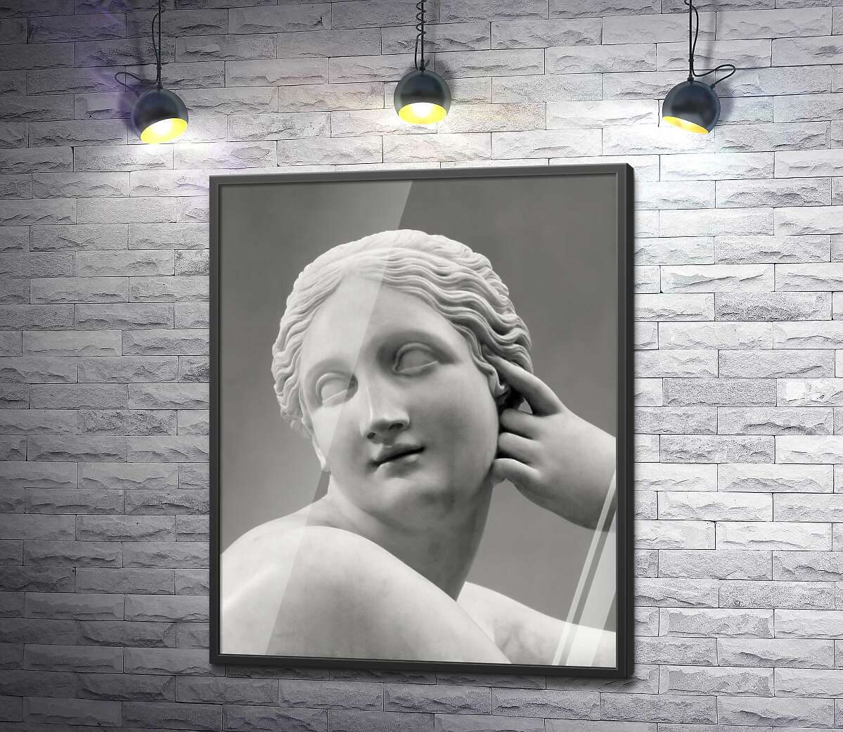 постер Белая скульптура богини в раздумьях