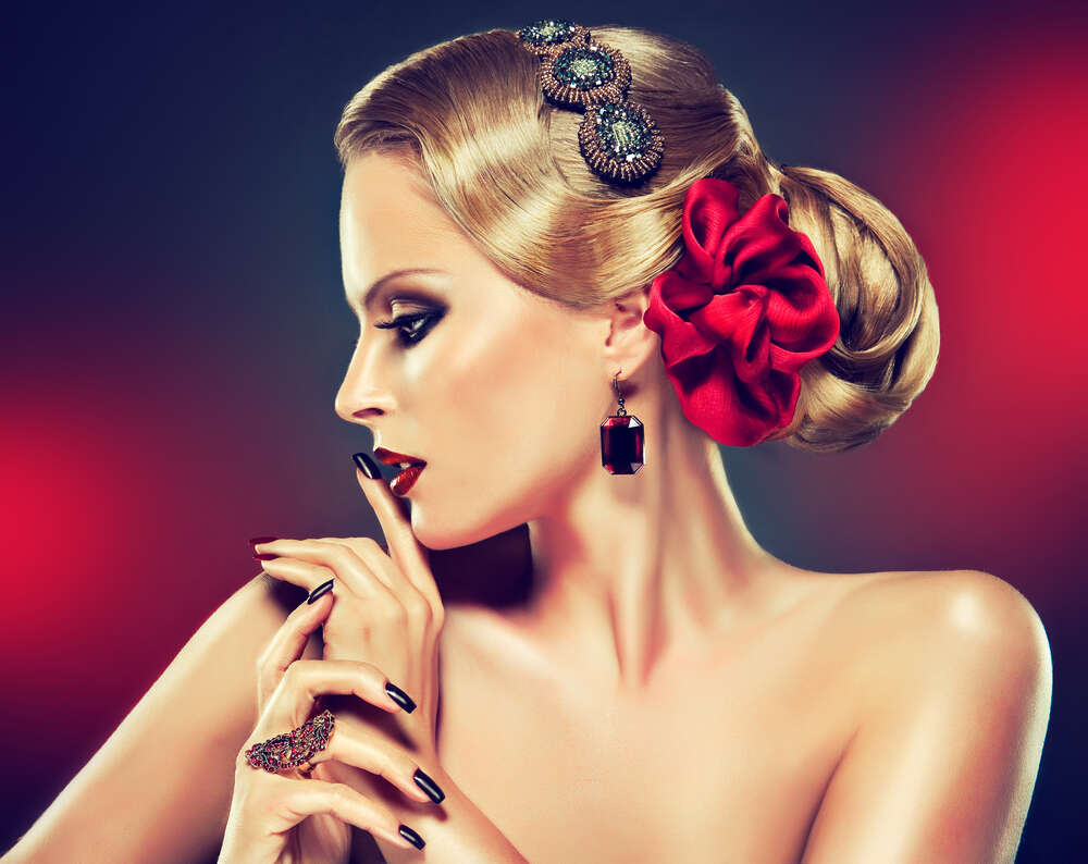 картина-постер Багрова троянда в зачісці гарячої блондинки
