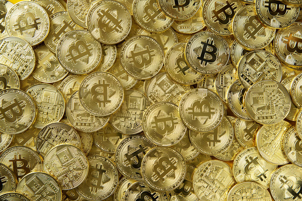 картина-постер Монеты биткоинов сверкают золотом