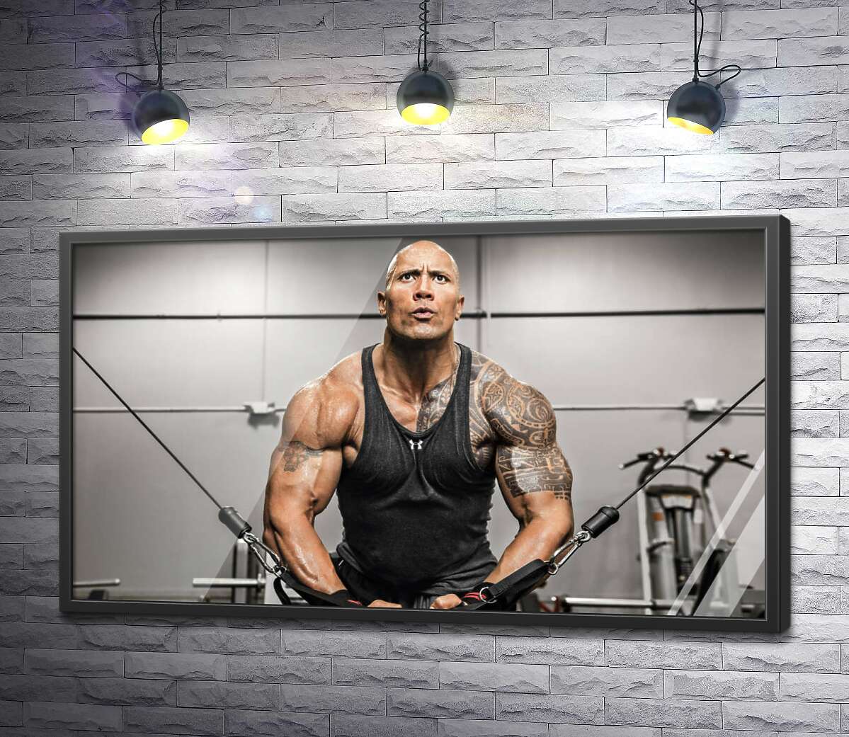постер Дуэйн Джонсон (Dwayne Johnson) тренирует мышцы рук в спортзале