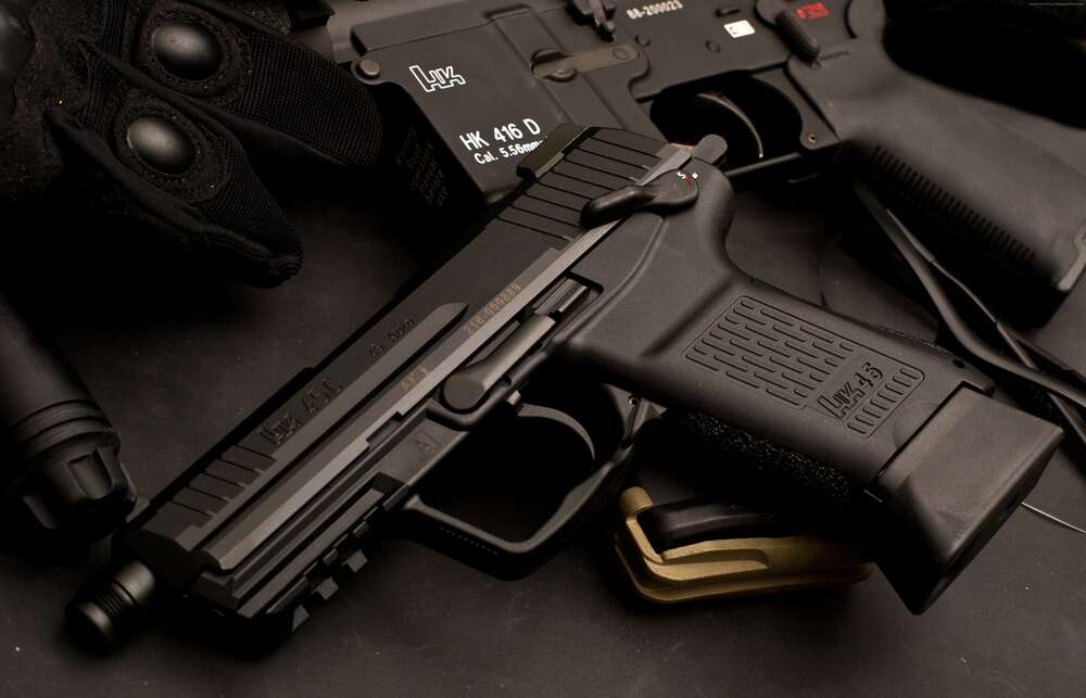 картина-постер Матовая поверхность самозарядного пистолета Heckler & Koch HK45