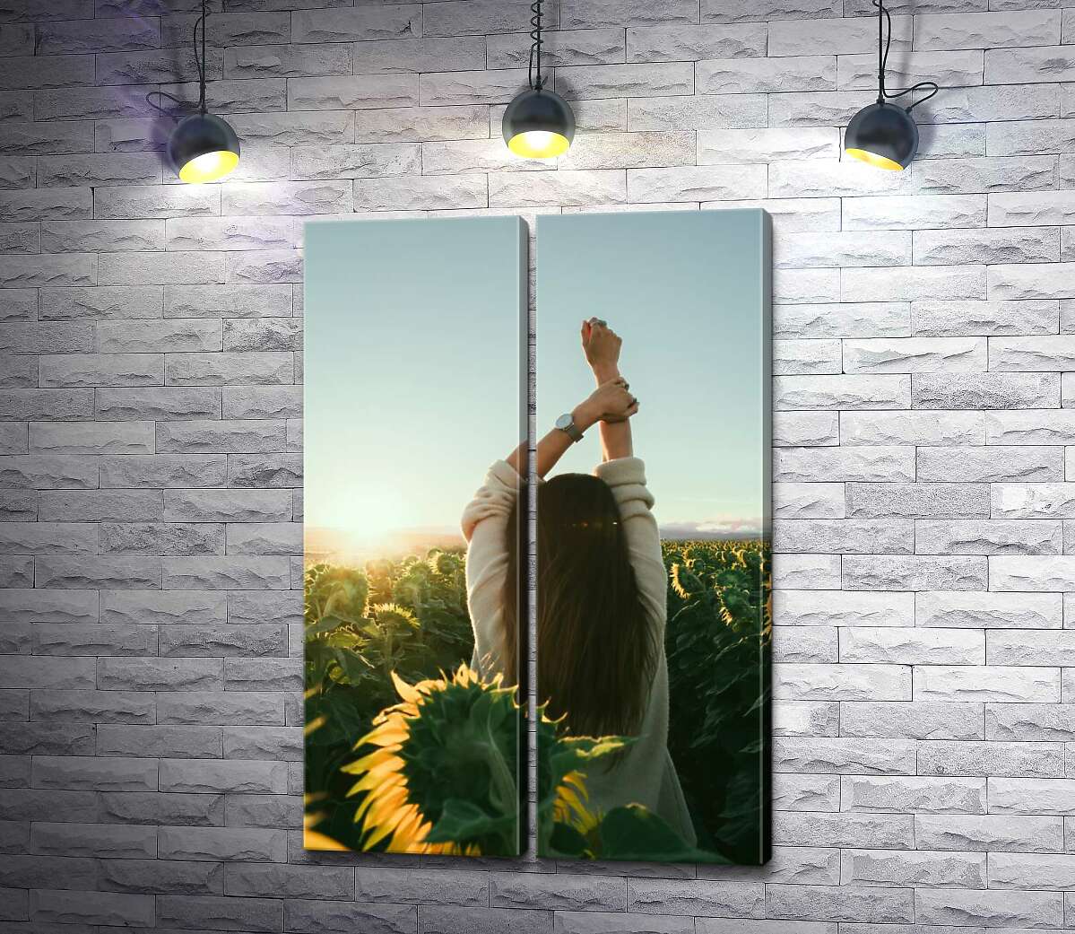 модульна картина Поле соняшників огортає дівчину літньою насолодою