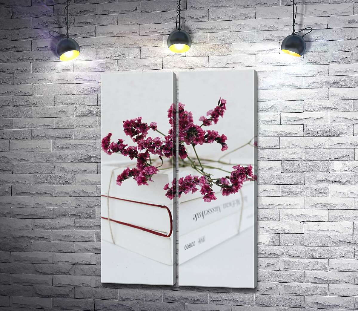 модульна картина Мінімалістична краса білих книг з акцентом на бордові квіти кермеку