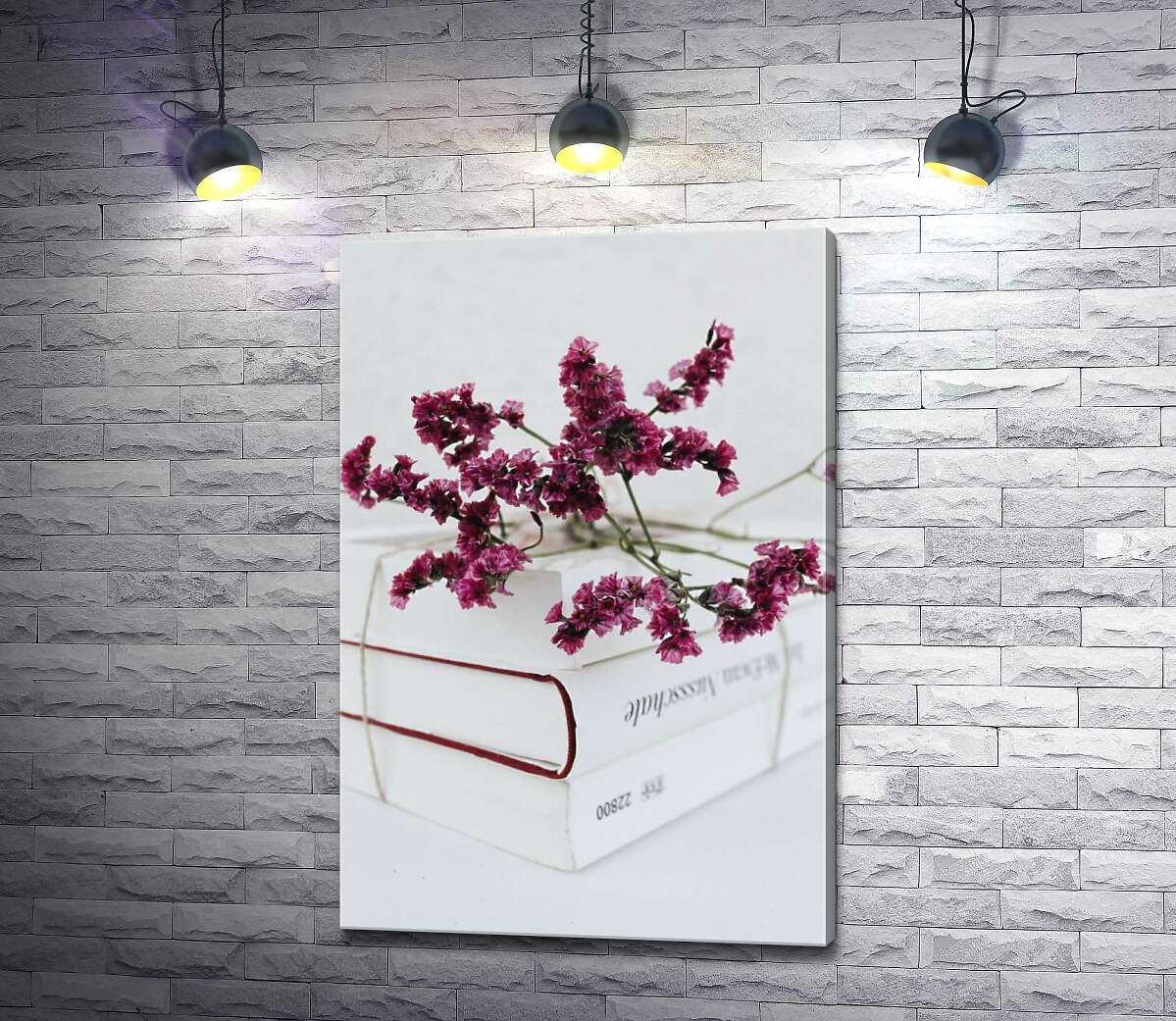 картина Мінімалістична краса білих книг з акцентом на бордові квіти кермеку