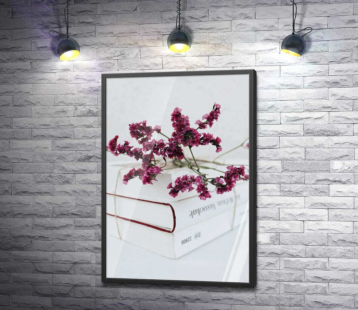 постер Минималистичная красота белых книг с акцентом на бордовые цветы кермека