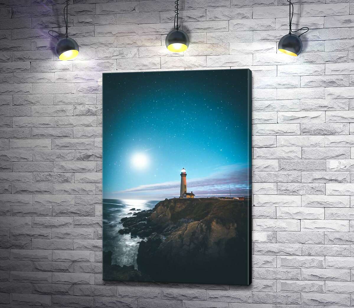 картина Белое сияние луны освещает маяк на высоком скалистом берегу