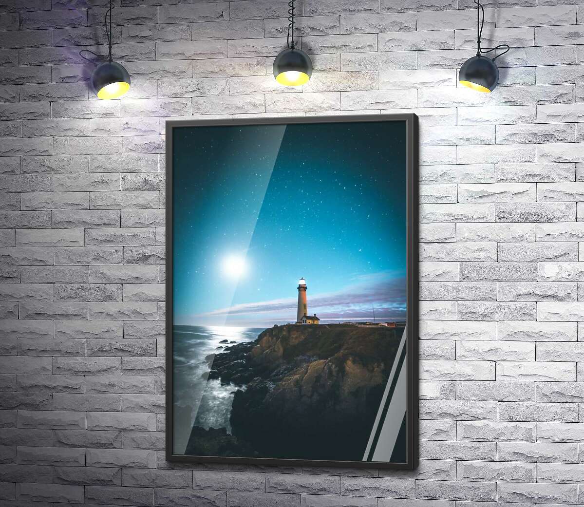 постер Белое сияние луны освещает маяк на высоком скалистом берегу