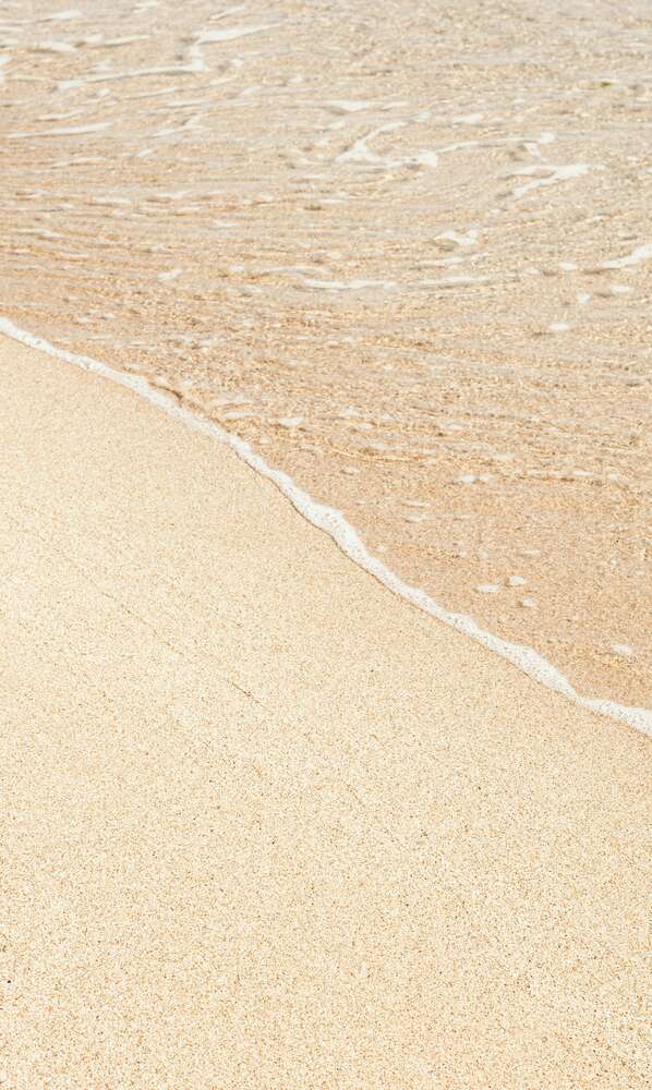 картина-постер Морская вода, накатывающая на песчаный пляж