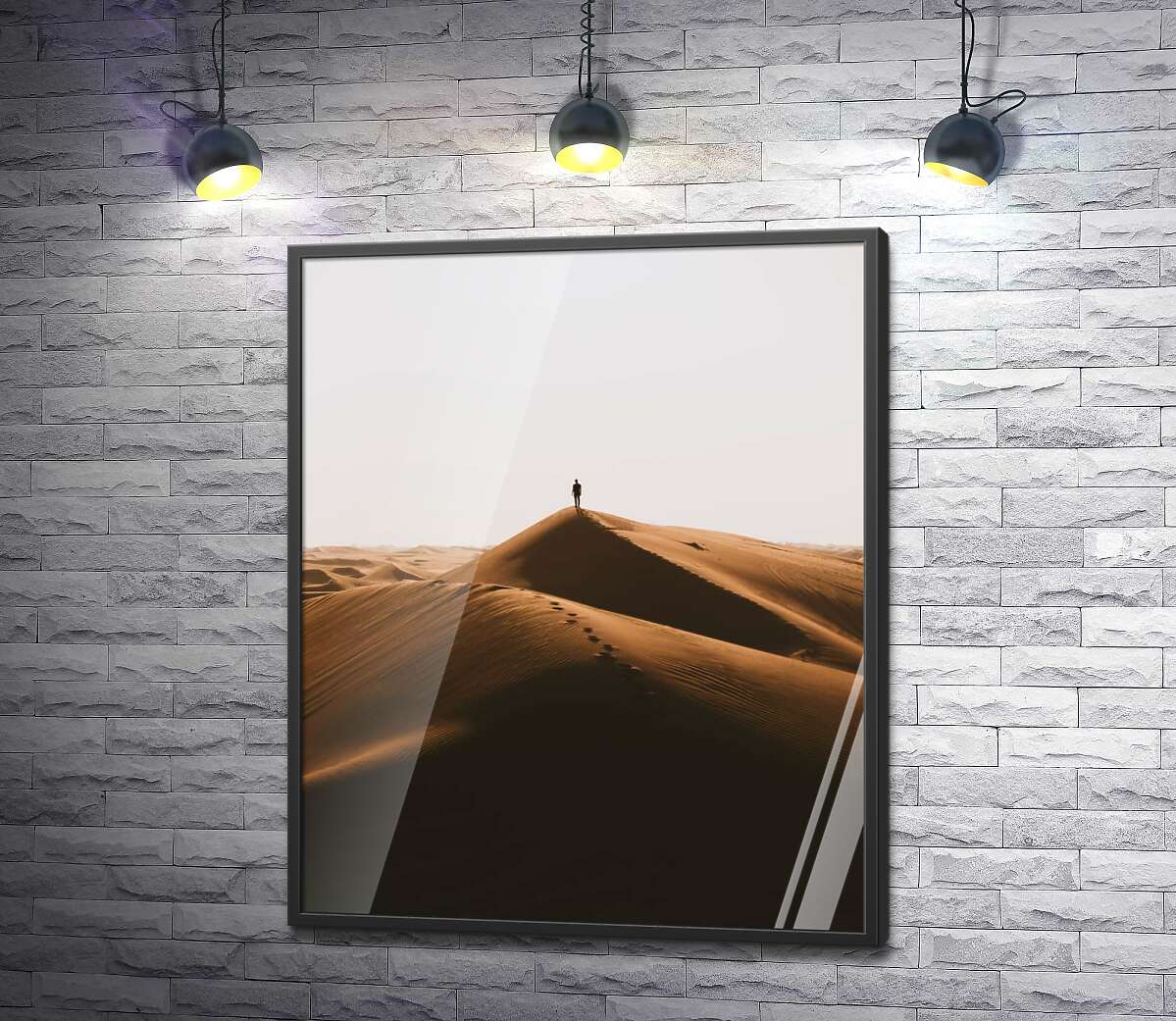 постер Одинокий силуэт на холмах пустыни