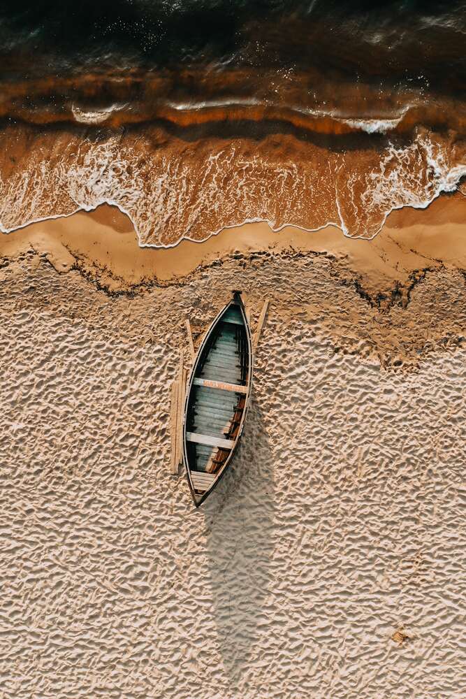 картина-постер Одинокая лодка на песчаном берегу океана