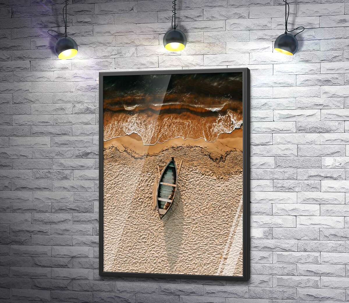 постер Одинокая лодка на песчаном берегу океана