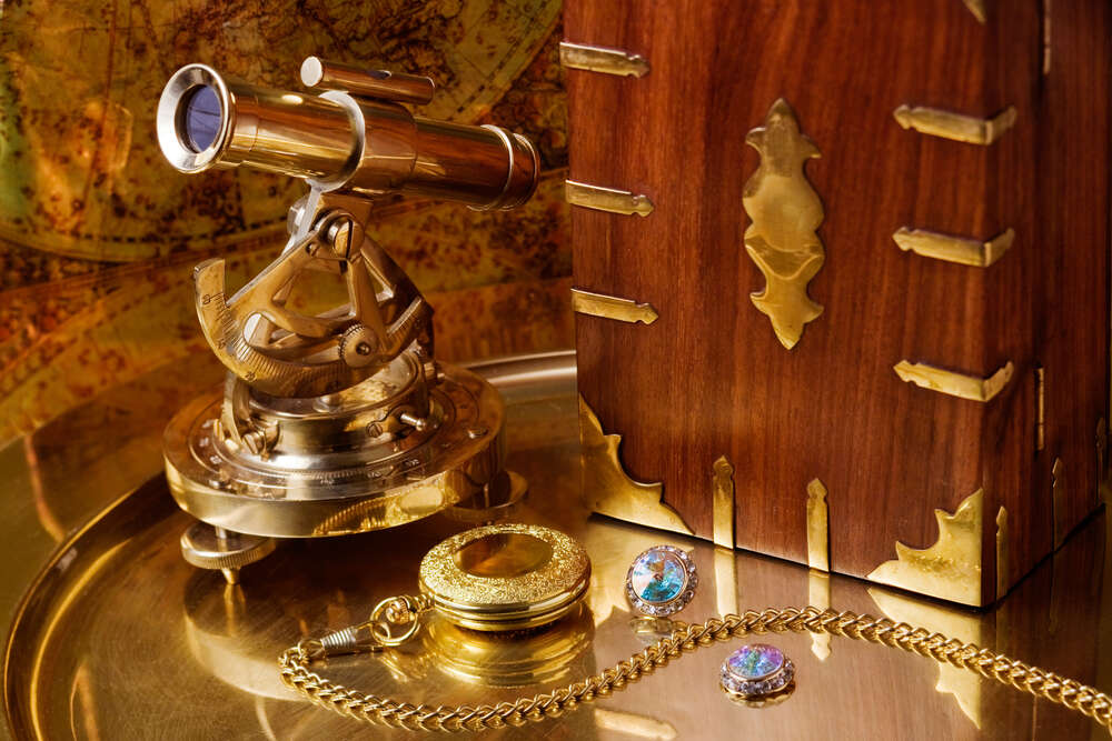 картина-постер Набор антикварных вещей из золота: часы, подзорная труба, шкатулка