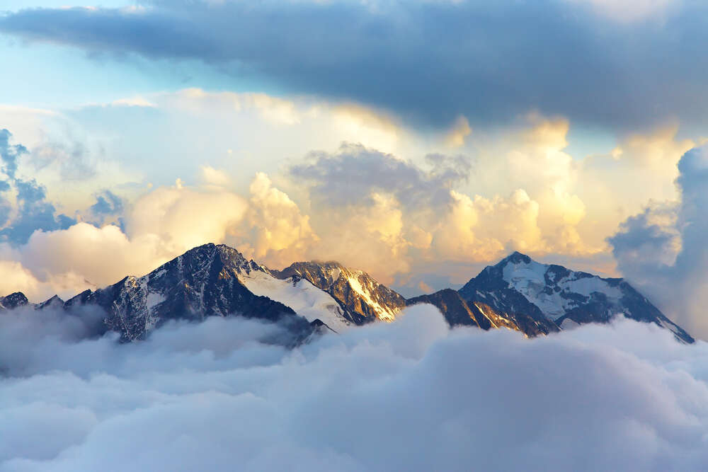картина-постер Вершины гор в пушистых облаках