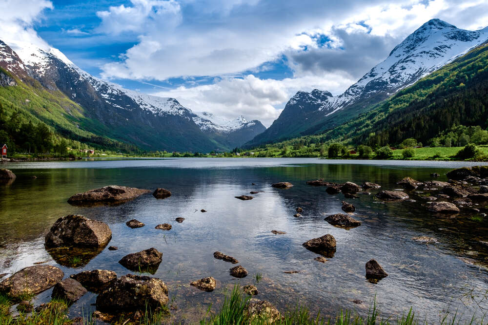 картина-постер Мальовниче озеро, оточене горами Норвегії