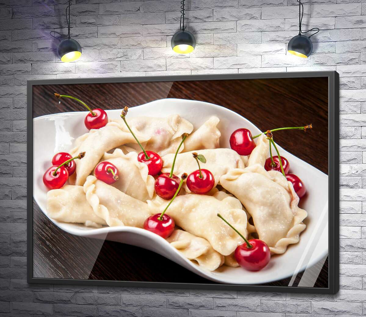 постер Аппетитные вареники с вишней на тарелке