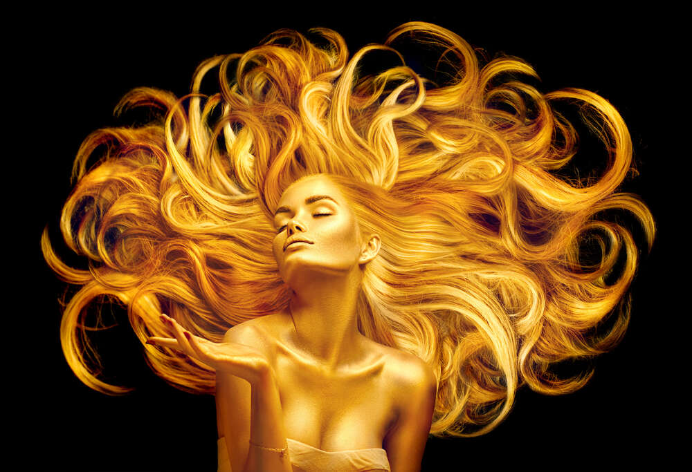 картина-постер Развивающиеся золотистые локоны волос модели