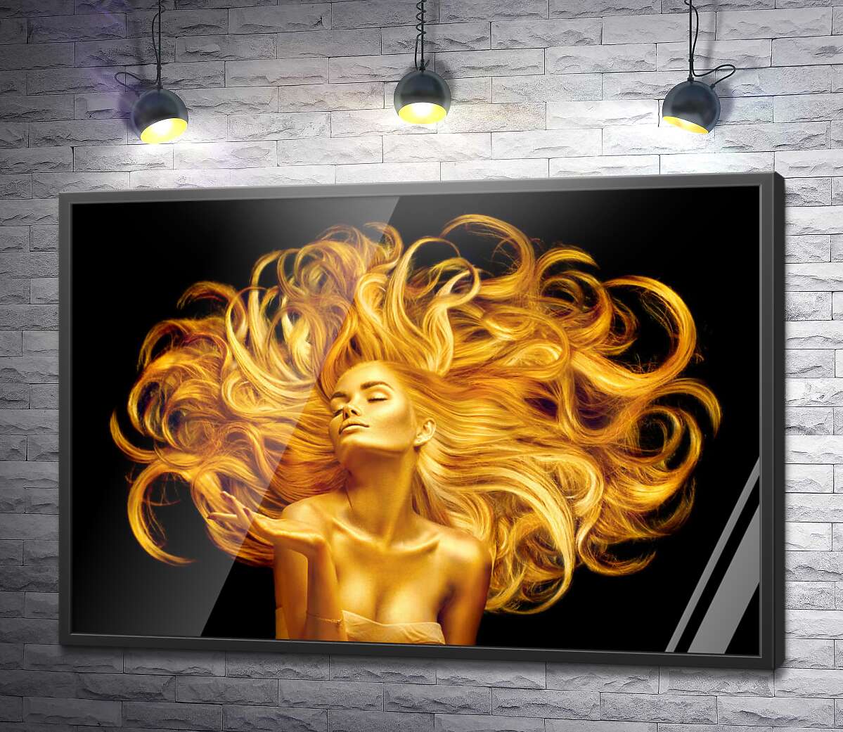 постер Развивающиеся золотистые локоны волос модели
