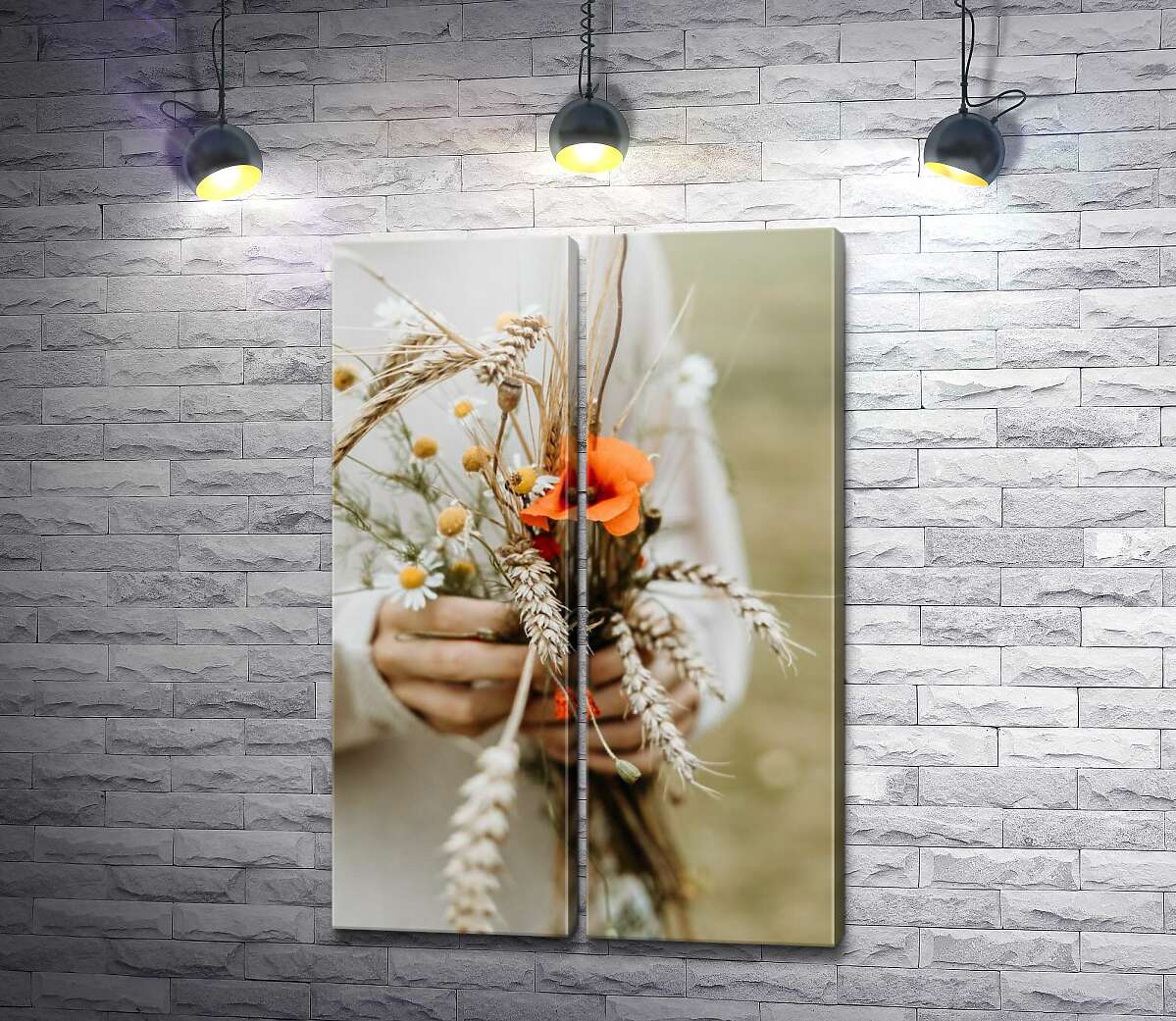 модульна картина Пучок польових квітів у руках дівчини