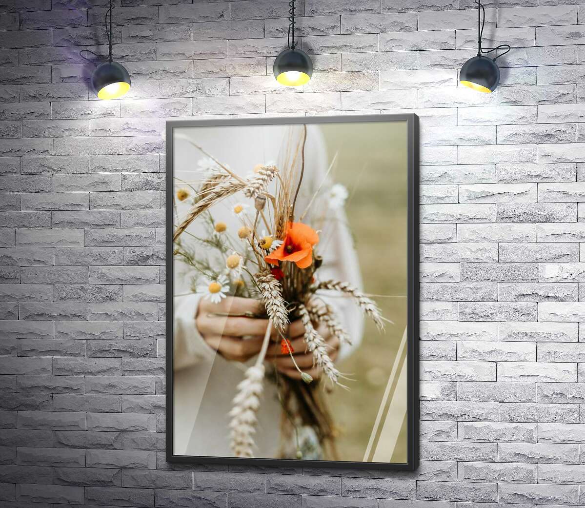 постер Пучок полевых цветов в руках у девушки