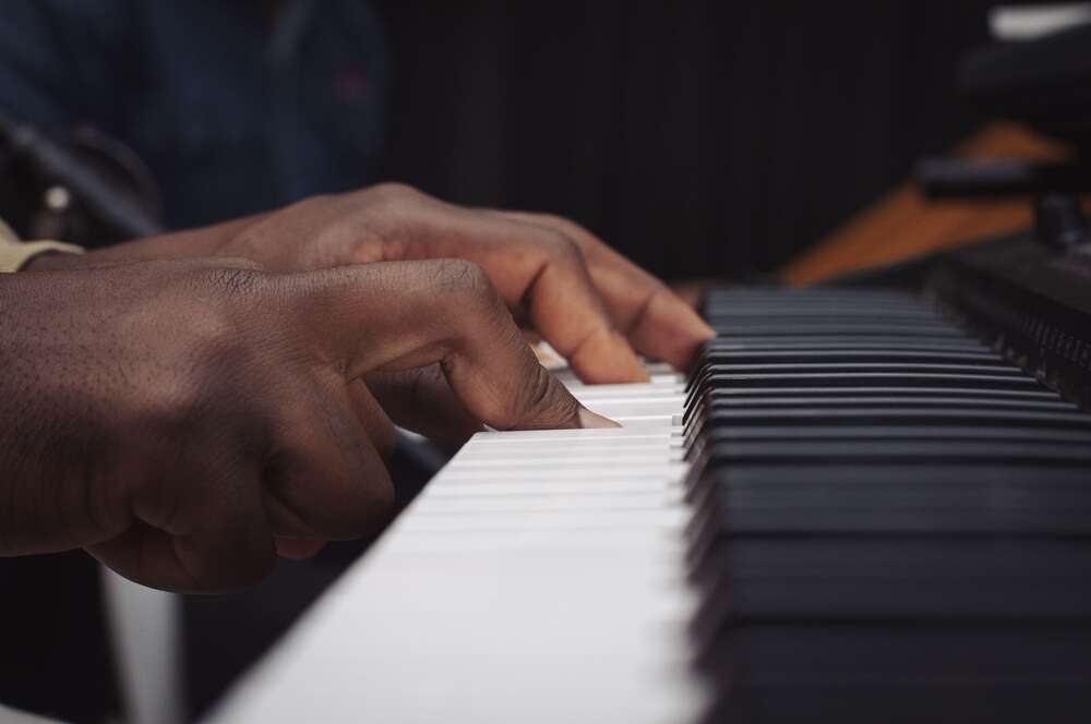 картина-постер Пальцы афроамериканца играют на рояле