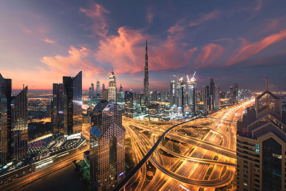 картина-постер Вечерняя панорама оживленного мегаполиса Дубаев