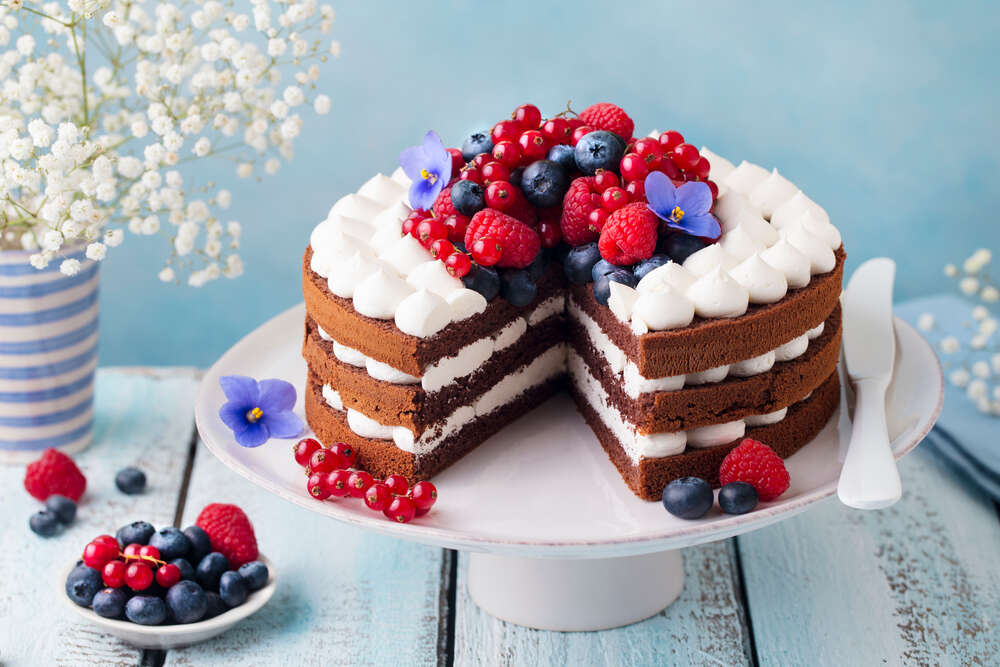 картина-постер Шоколадно-бисквитный торт с ягодами и кремом