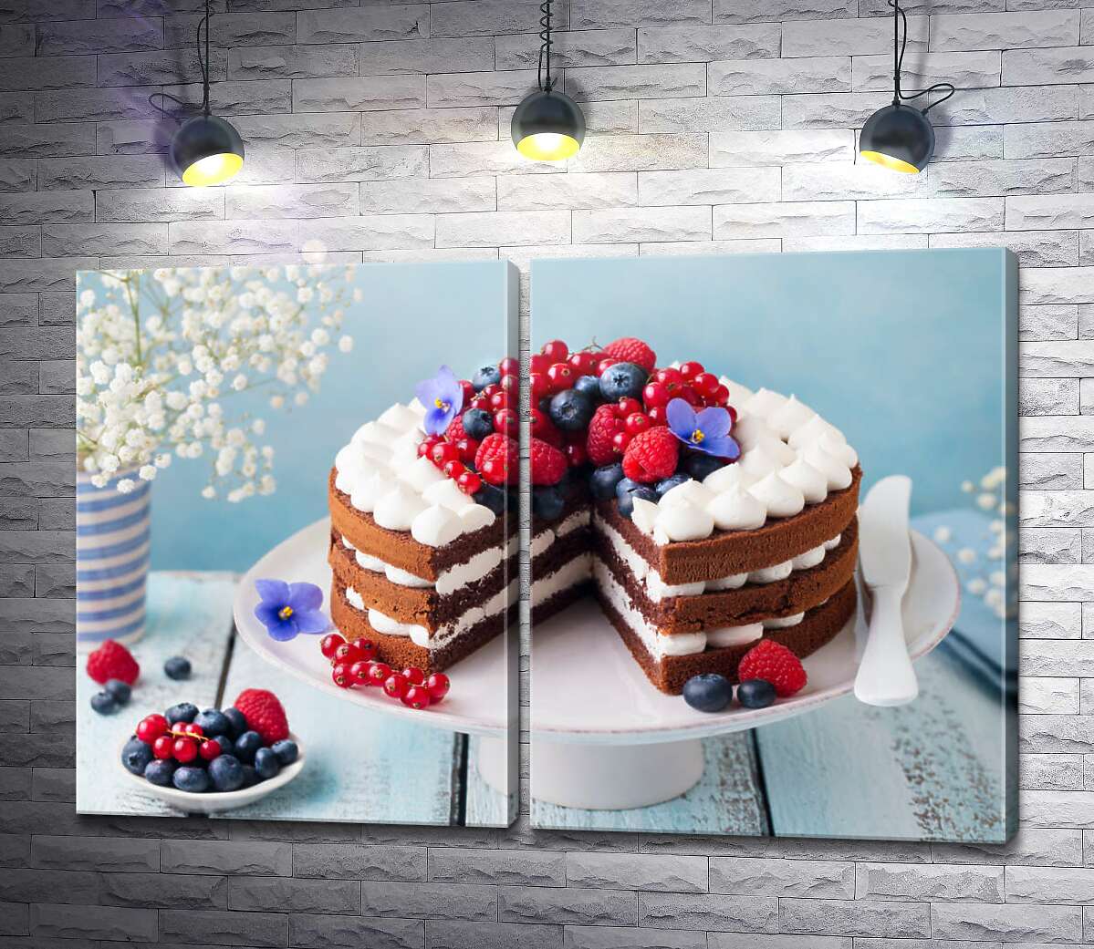 модульна картина Шоколадно-бісквітний торт з ягодами та кремом