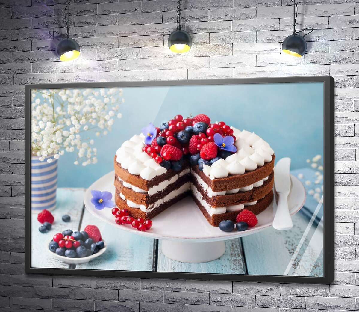 постер Шоколадно-бисквитный торт с ягодами и кремом