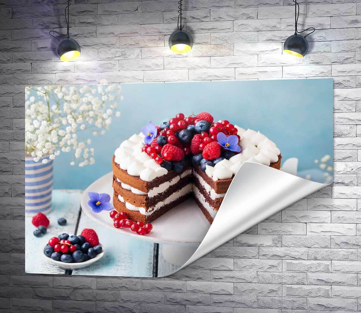 печать Шоколадно-бисквитный торт с ягодами и кремом