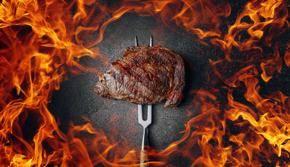 картина-постер Стейк из мраморной говядины в кольце огня