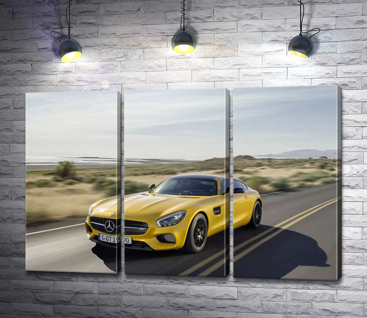 модульна картина Золотий автомобіль Mercedes AMG GT мчить по трасі