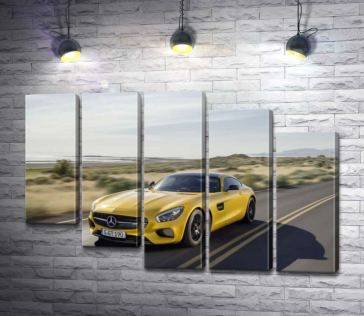 модульная картина Золотой автомобиль Mercedes AMG GT мчит по трассе (Модуль №28)