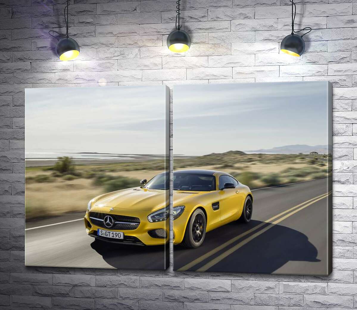 модульна картина Золотий автомобіль Mercedes AMG GT мчить по трасі