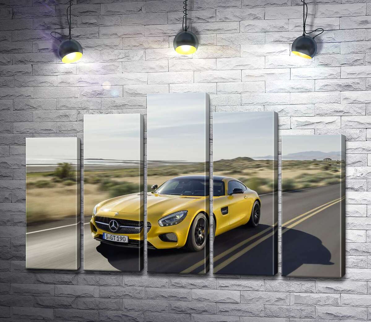 модульна картина Золотий автомобіль Mercedes AMG GT мчить по трасі (Модуль №29)